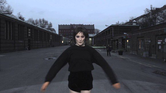 Video: Cate Le Bon: "Wonderful" 7